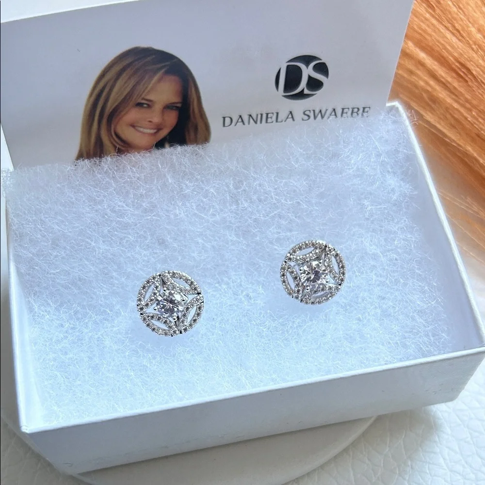 New Daniela Swaebe Crystal Stud Earrings – Elegant Circle Design